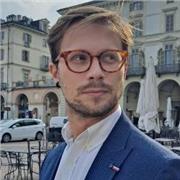 Docente impartisce lezioni di portoghese livello base e intermedio